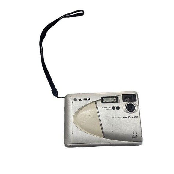 FujiFilm FinePix 2300 Silver 2.1 Mega Pixels Digital Camera with 1x Optical Zoom - Picture 1 of 5